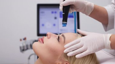 Modern klinikte yüz tedavisi gören bir kadın.