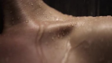 Yakın plan ıslak deri ve su damlacıklarını gösteriyor.