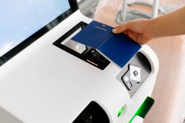 Modern havaalanı büfe terminalinde mavi pasaport taranıyor