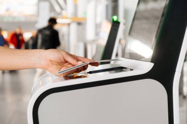 Modern havaalanı kontrol gişesinde akıllı telefon taranıyor