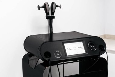 Yüz gençleştirme için tasarlanmış yenilikçi RF kaldırma makinesi, parlak siyah bir kaplama ve kullanıcı dostu dijital ekran, güzellik uzmanları için mükemmel.