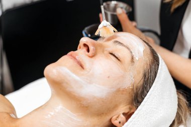 Kadın müşteri, sakin bir spa ortamında RF 'nin yüz yenileme tedavisini kaldırması, cilt bakım uygulamasını vurgulaması ve rahatlama ortamını yumuşatması hoşuna gidiyor