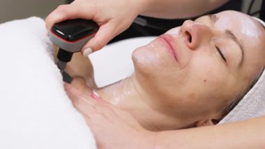 Kadın yüz bakımı ameliyatı oluyor.