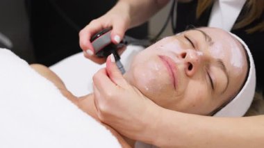 Kadın yüz bakımı ameliyatı oluyor.