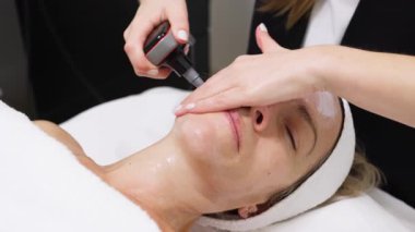 Kaplıcada su içen kadın.