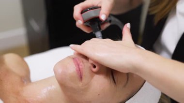 Kadın yüz bakımı ameliyatı oluyor.