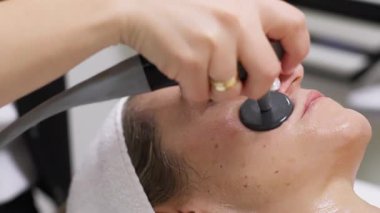 Cilt tedavisi gören yakın plan kadın.