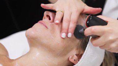 Kadın yüz bakımı görüyor.