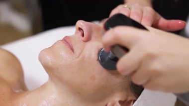 Kadın yüz bakımı seansı yapıyor.