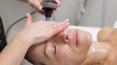 Kadın yüz bakımı seansı yapıyor.