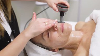 Spa kliniğinde yüz bakımı gören kadın