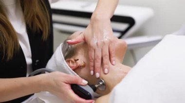 Estetisyen yüz masajı seansı yapıyor.