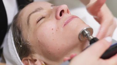 Klinikte yüz bakımı gören bir kadın.