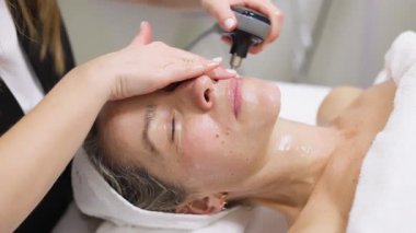 Kadın yüz bakımı ameliyatı oluyor.