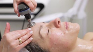 Kadın yüz bakımı ameliyatı oluyor.