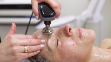 Cilt bakımı kliniğinde yüz bakımı yapılıyor.
