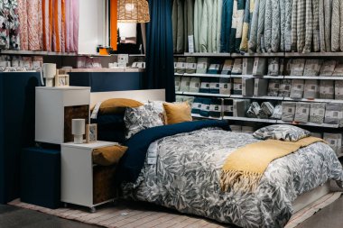 Rahat, modern yatak odası görüntüsü, desenli yatak örtüsü