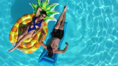 Mutlu genç çift yaz günü yüzme havuzunda iyi eğlenceler.