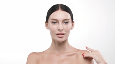 Güzelliği doğal makyajla göstermek