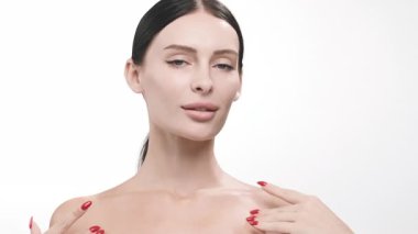 Zarif makyaj ve tırnaklarla poz vermek