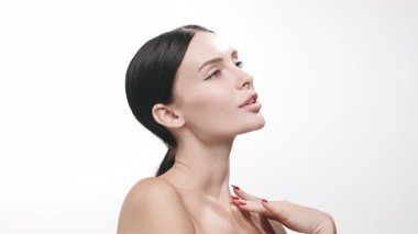 Cildi pürüzsüz zarif bir kadın