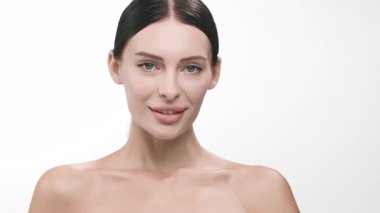 açık cilt ile gülümseyen kadın