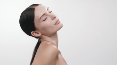 Kadın zarif bir şekilde poz veriyor.