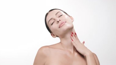 Cilt bakımını seven kadın, nazik dokunuşlarla.