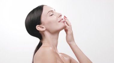 Cilt bakımını seven kadın gözleri kapalı.