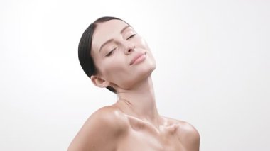 Durgun bir ifadeyle poz veren kadın