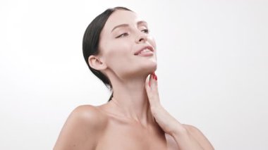 Kadın zarif bir şekilde poz veriyor.