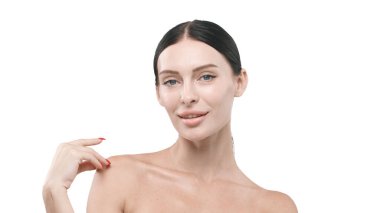 gülümseyen kadın omzuna dokunuyor