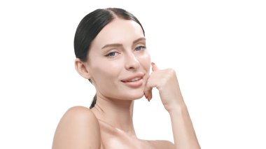 Gülümseyen kadın çenesinin dokunmadan