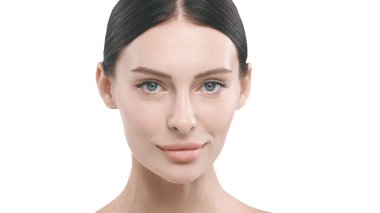 Uzun siyah saçlı, gülümseyen kadın.