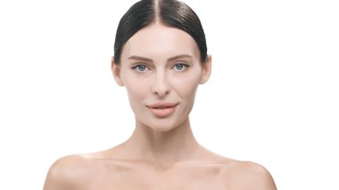 Pürüzsüz tenli ve mavi gözlü kadın