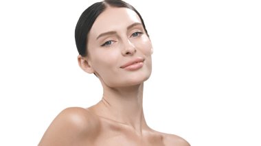 Yumuşak ciltli, gülümseyen kadın