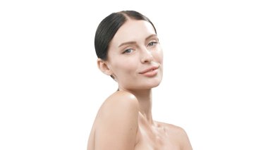 Yumuşak ciltli, gülümseyen kadın