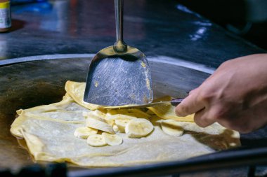 Tayland 'dan gelen zanaatkar ve tipik yiyecekler yerel pazarda ve pazarda sergileniyor 