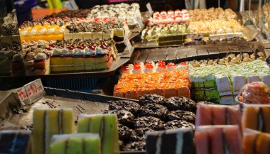 Tayland 'dan gelen zanaatkar ve tipik yiyecekler yerel pazarda ve pazarda sergileniyor 