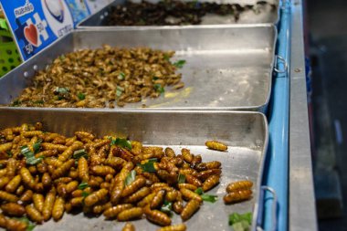 Tayland 'dan gelen zanaatkar ve tipik yiyecekler yerel pazarda ve pazarda sergileniyor 