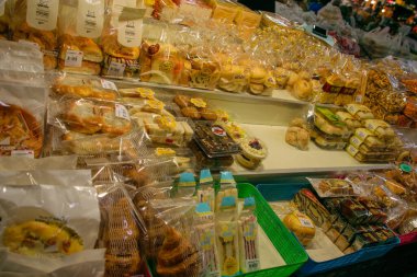 Tayland 'dan gelen zanaatkar ve tipik yiyecekler yerel pazarda ve pazarda sergileniyor 