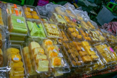 Tayland 'dan gelen zanaatkar ve tipik yiyecekler yerel pazarda ve pazarda sergileniyor 