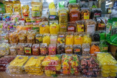 Tayland 'dan gelen zanaatkar ve tipik yiyecekler yerel pazarda ve pazarda sergileniyor 