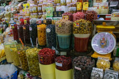 Tayland 'dan gelen zanaatkar ve tipik yiyecekler yerel pazarda ve pazarda sergileniyor 