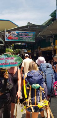 Sırt çantaları ve Google 'la Phi Phi adasına gelen arkadaşlar.