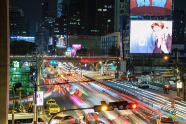 Bangkok 'ta gece boyunca trafik ve afişler gösterildi.