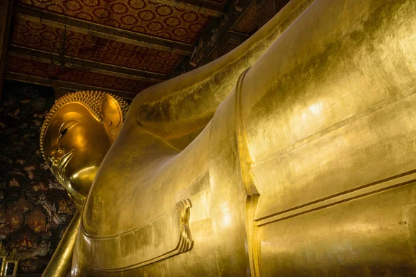 Buda Nın Altın Heykeline Yaslanarak Wat Pho Bangkok Tayland — Stok fotoğraf