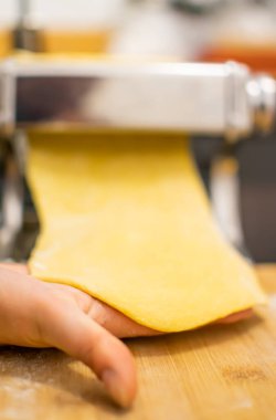 Ev yapımı İtalyan makarnası, un, yumurta ve makarna makinesi.