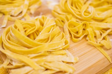 Ev yapımı İtalyan makarnası, un, yumurta ve makarna makinesi.