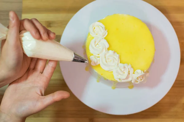 Mani Decorazione Preparazione Torta Limone Concetto Pasticceria Artigianale Professionale — Foto Stock